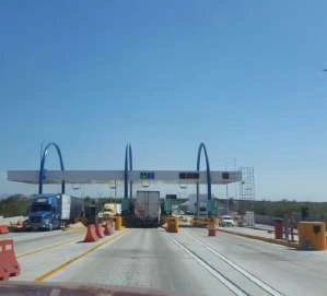 Caseta de peaje y 7 pasos inferiores vehiculares